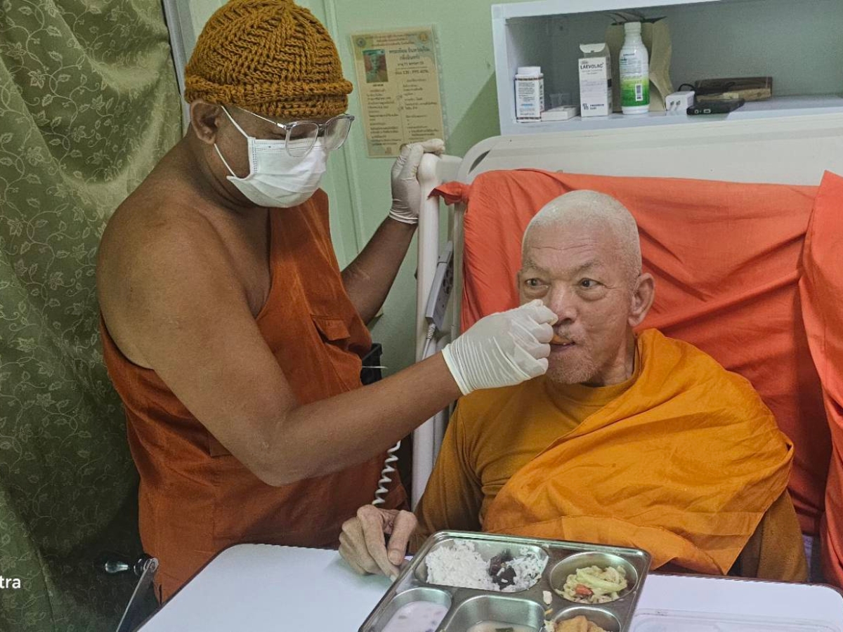 ถวายอาหารและยาช่วยเหลือพระอาพาธ