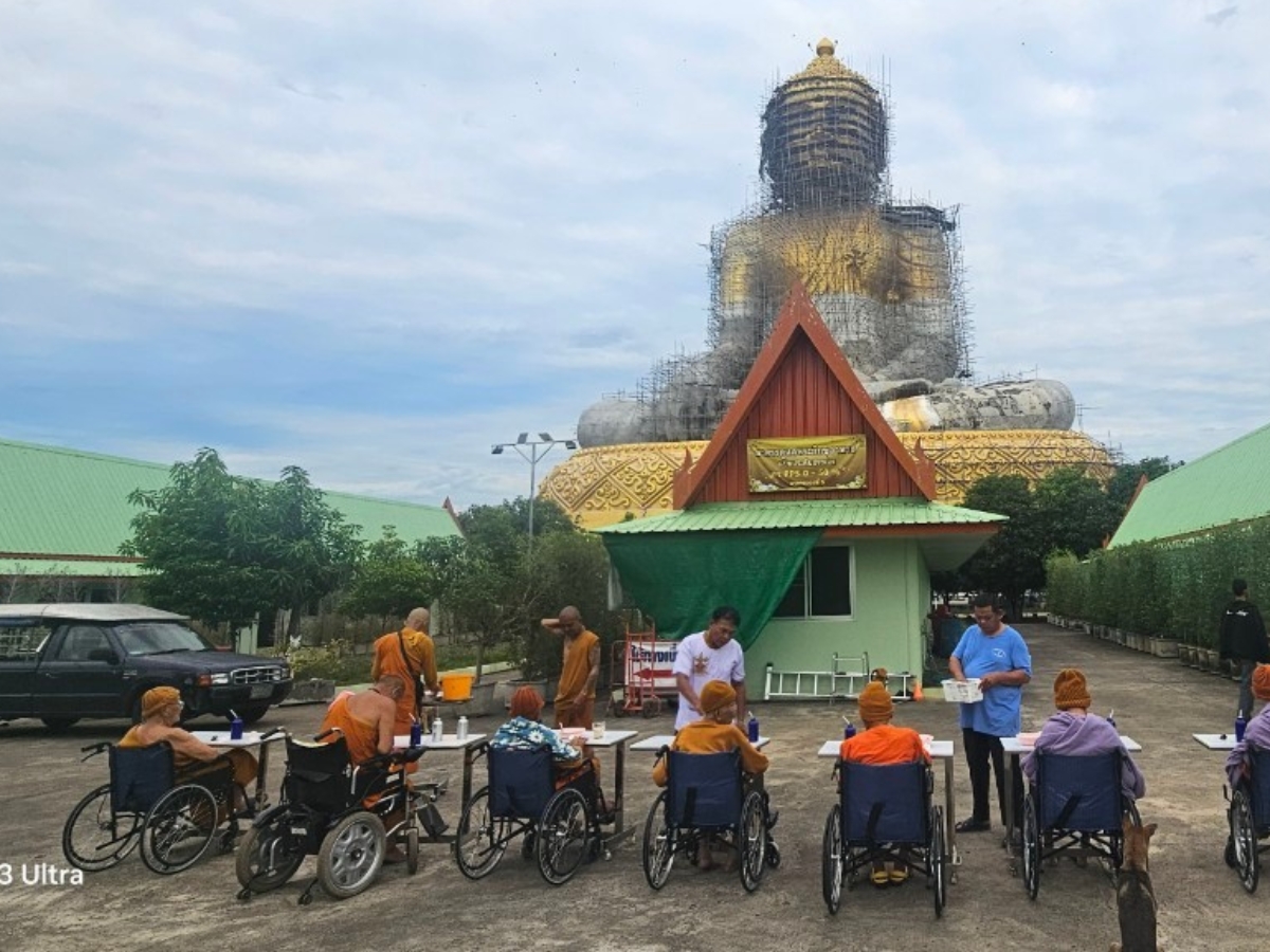 ถวายอาหารและยาช่วยเหลือพระอาพาธ