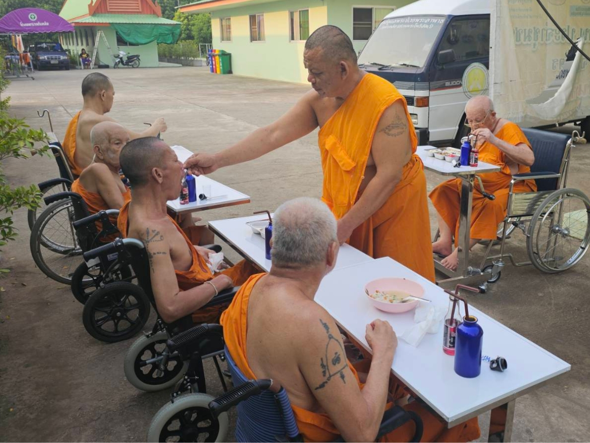 ถวายอาหารและยาช่วยเหลือพระอาพาธ